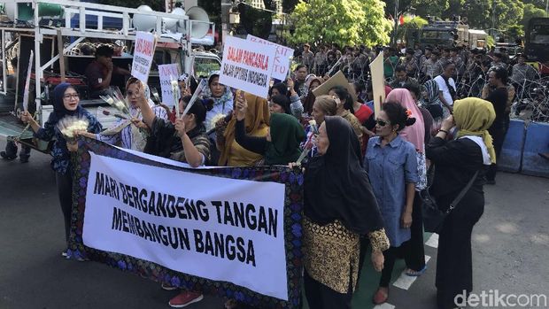 Emak-emak Bagikan Mawar di Depan KPU, Minta Warga Tak Terprovokasi