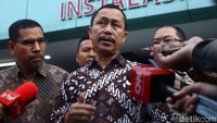 Ketua Komnas HAM Ahmad Taudan Damanik memberikan keterangan pada awak media usai menjenguk korban kerusuhan Tanah Abang di RS Tarakan, Jakarta.