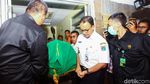 Anies Bantu Angkat Keranda Korban Kerusuhan Tanah Abang
