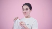 Syahrini juga sempat mengunggah video tutorial mengenakan mukena miliknya itu di instagram. Dok. Instagram/princessyahrini