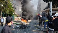 Massa menggelar aksi bakar-bakar di tengah jalan di kawasan Tanah Abang.