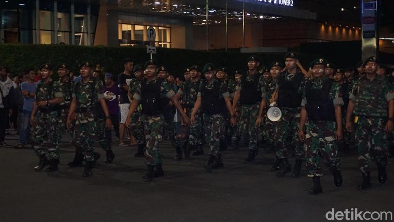 Slipi Masih Rusuh, Personel TNI AD dan Marinir Merapat Slipi Masih Rusuh, Personel TNI AD dan Marinir Merapat