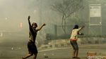 Potret Rusuh Massa di Tanah Abang Hingga Pagi Menjelang