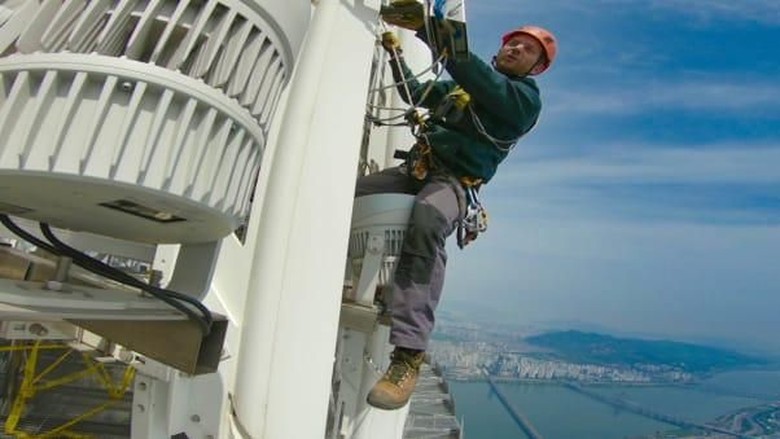 Tim F, ahli pemasang kembang api di gedung pencakar langit (CNN) Tim F, ahli pemasang kembang api di gedung pencakar langit (CNN)