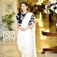 Mahira Khan termasuk selebriti yang paling terkenal dan berbakat di Pakistan. Mahira Khan juga baik hati dan disebut-sebut pernah menjadi aktris dengan bayaran tertinggi. Dalam berpenampilan, ia suka tampilan yang elegan namun ada kalanya aktris 32 tahun itu terlihat santai hanya dengan setelan kasual. Foto: Instagram