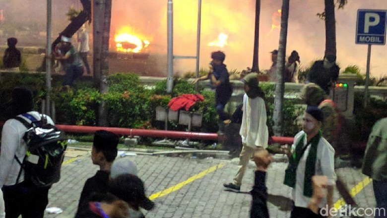 Massa Masih Lemparkan Batu ke Arah Polisi di Bawaslu Massa Masih Lemparkan Batu ke Arah Polisi di Bawaslu