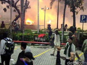 Massa Masih Lemparkan Batu ke Arah Polisi di Bawaslu