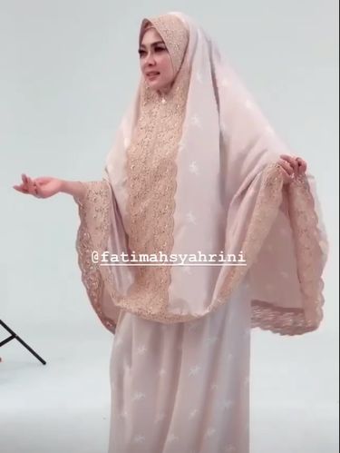 Syahrini Rilis Mukena Lebaran Pakai Emas 24 Karat, Berapa 