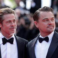 Di karpet merah, kedua pria tampan itu pun kompak memakai tuksedo hitam dan dasi kupu-kupu. Foto: Getty Images