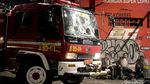 Ini Dia Mobil Damkar yang Dibajak Massa di Slipi