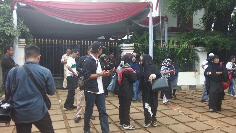 Massa Pro Prabowo Mulai Berdatangan ke Kertanegara Massa Pro Prabowo Mulai Berdatangan ke Kertanegara