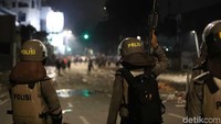 Sebagai informasi, Polisi sebelumnya juga sudah mendorong massa Rusuh di Slipi hingga mundur sampai ke permukiman.