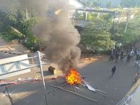 Rusuh di Flyover Slipi, Massa Lempar Batu ke Arah Polisi