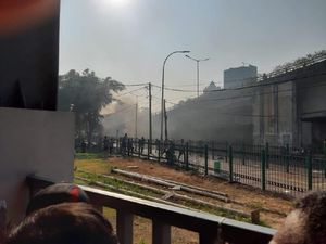 Massa Lempari Batu ke Stasiun Tanah Abang, Penumpang Menumpuk