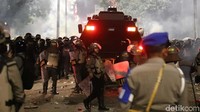Berkali-kali polisi memukul mundur massa yang rusuh.