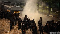 Polisi terus berupaya memukul mundur massa yang masih bertahan di sekitar gedung Bawaslu, Jakarta Pusat.