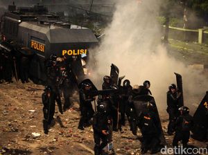 Polisi Pukul Mundur Massa di Depan Bawaslu