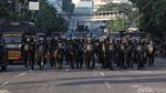 Potret Bentrokan Polisi dan Massa di Tanah Abang