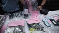 Barang bukti itu di antaranya bendera hitam, molotov, hingga amplop dan lain-lain.