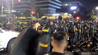 Setelah berangsur aman, aparat keamanan yang merupakan gabungan polisi dan TNI kembali bergerak ke kantor Bawaslu RI.
