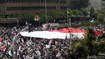 Bendera Merah Putih Raksasa Dibentangkan Massa Aksi 22 Mei
