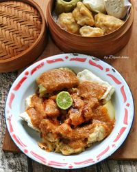 Kreatif! Begini Cara Penjual Siomay Ini Menaruh Saus Kacangnya
