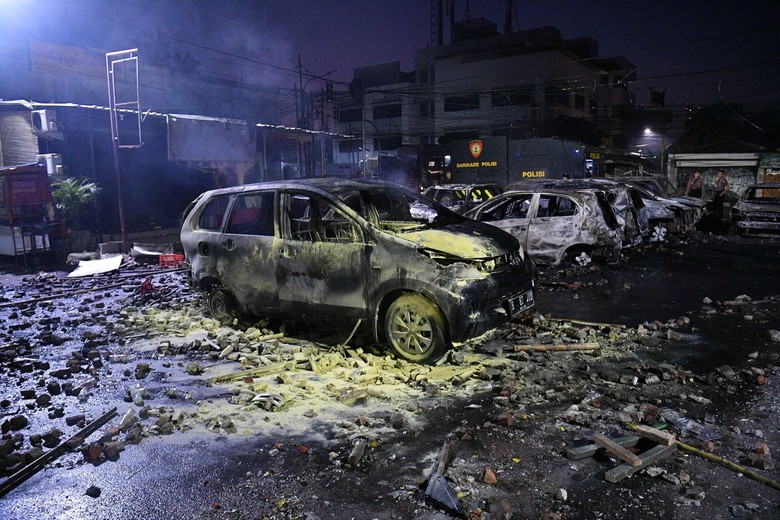 Mobil yang dibakar di sekitar Asrama Brimob Foto: ANTARA FOTO/Sigid Kurniawan Mobil yang dibakar di sekitar Asrama Brimob Foto: ANTARA FOTO/Sigid Kurniawan