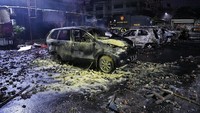 Deretan mobil yang tampak seperti Low MPV sudah hangus terbakar. Foto: ANTARA FOTO/Sigid Kurniawan