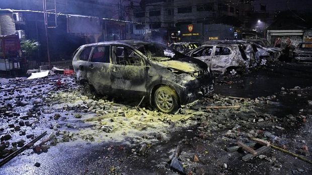 Sejumlah mobil terbakar akibat demo rusuh di Komplek Asrama Brimob, Petamburan, Jakarta, Rabu (22/5/2019).