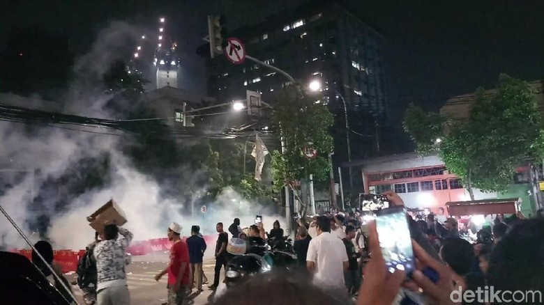 Dipukul Mundur dari Bawaslu, Massa Pendemo Serang Aparat dengan Kembang Api Dipukul Mundur dari Bawaslu, Massa Pendemo Serang Aparat dengan Kembang Api