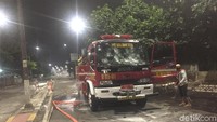 Foto: Pantauan detikcom pukul 22.29 WIB, Rabu (22/5/2019), mobil damkar itu ditinggal di Jalan Kemanggisan Utama Raya, Jakarta Barat, tidak jauh dari lokasi kerusuhan flyover Slipi. Mobil terparkir di tengah jalan. (Ibnu-detikcom)