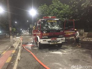 Petugas Evakuasi Mobil Damkar di Slipi yang Sempat Dibajak Massa
