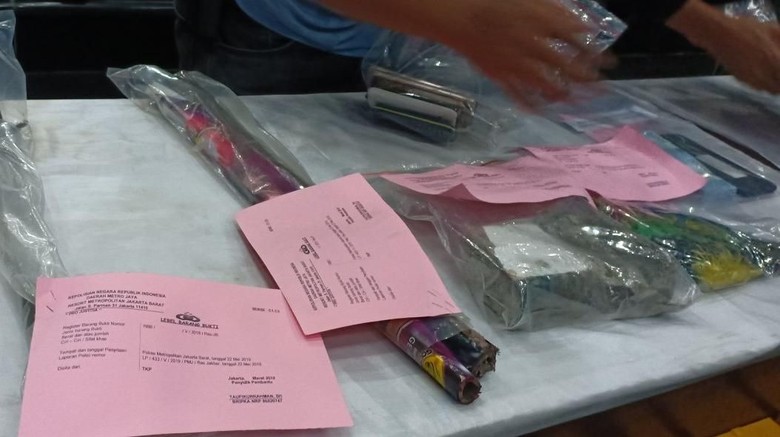 Polisi Temukan Zat Beracun pada Anak Panah Barang Bukti Aksi 22 Mei Polisi Temukan Zat Beracun pada Anak Panah Barang Bukti Aksi 22 Mei