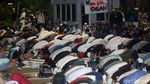Momen Massa di Bawaslu Salat Maghrib Berjemaah