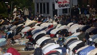 Massa menggelar salat di JL MH Thamrin, Jakarta Pusat, Rabu (22/5/2019).