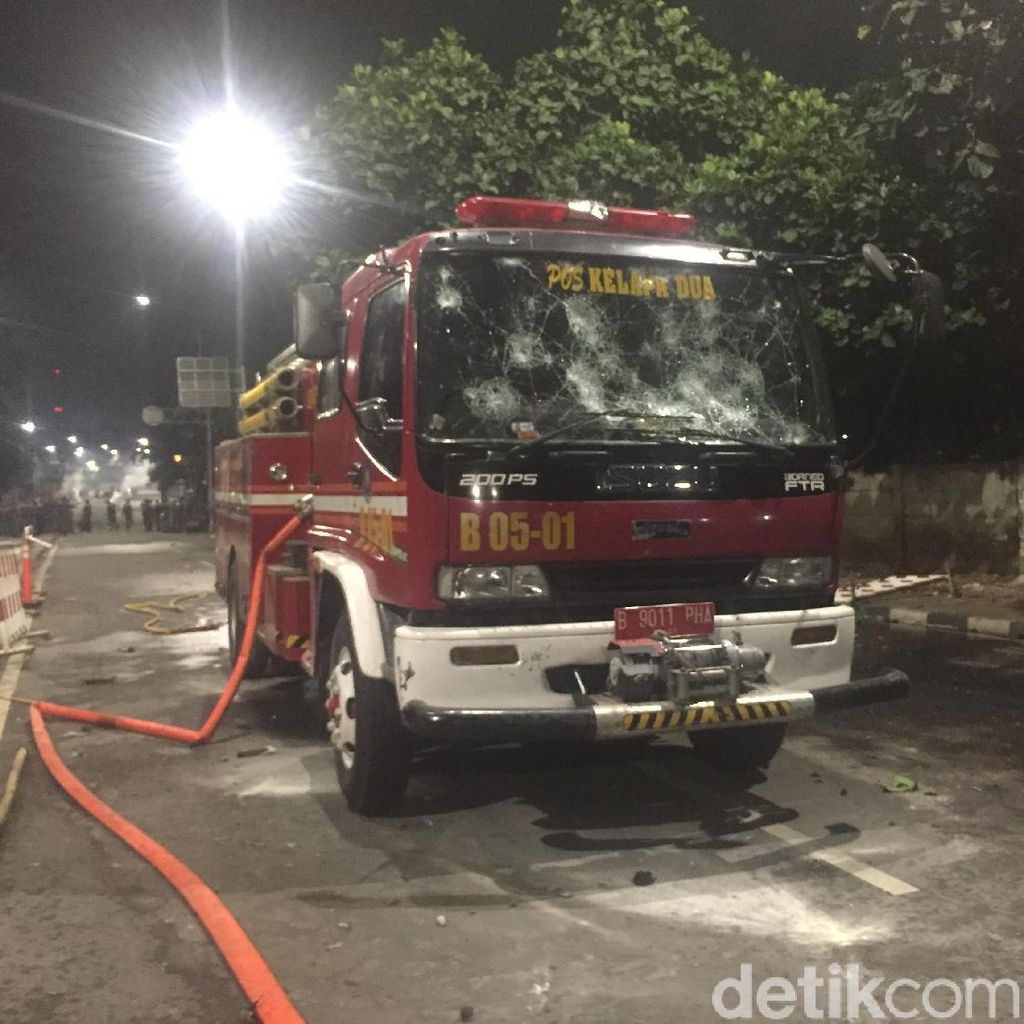 Mobil Damkar yang Sempat Dibajak Massa di Slipi Rusak, Ditinggal di Jalan Mobil Damkar yang Sempat Dibajak Massa di Slipi Rusak, Ditinggal di Jalan
