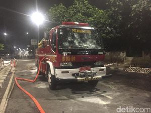 Mobil Damkar yang Sempat Dibajak Massa di Slipi Rusak, Ditinggal di Jalan
