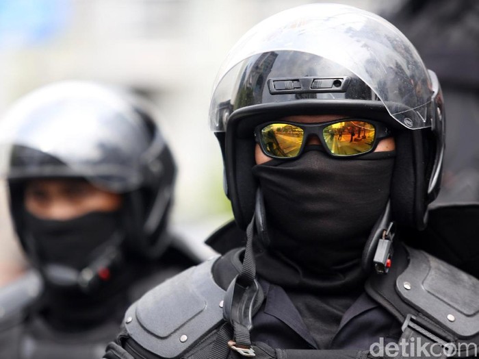 Pasukan Brimob menunaikan salat berjamaah di sela-sela mengamankan aksi 22 Mei di depan Bawaslu, Jakarta, Rabu (22/5/2019).