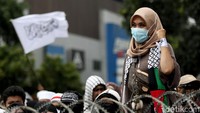 Massa juga menolak hasil pengumuman hasil Pemilu 2019 yang diumumkan KPU. Pasalnya, mereka menilai penyelenggaraan Pemilu banyak terjadi kecurangan.