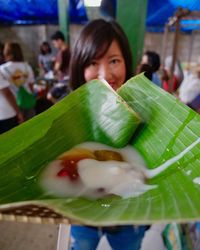 Keliling Jogja, Bule Ini Cicipi Jenang, Gudeg hingga Kopi Joss