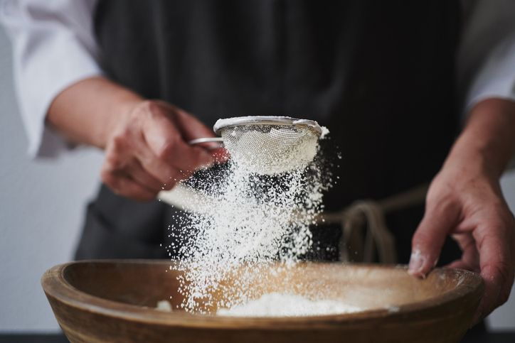 Tepung terigu dan mentega untuk membuat kue kering