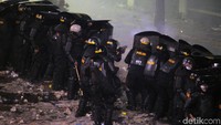 Selain itu, polisi juga mengamankan lima orang yang diduga provokator aksi.