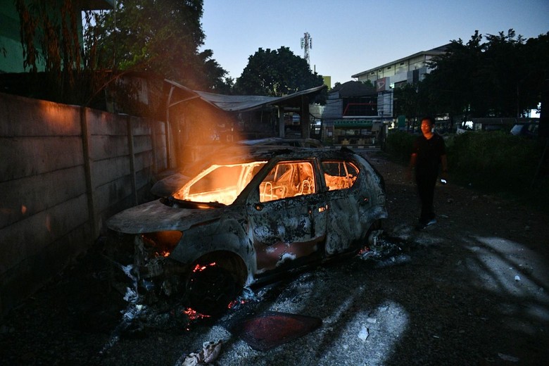 Mobil dibakar di Petamburan. Foto: ANTARA FOTO/Sigid Kurniawan Mobil dibakar di Petamburan. Foto: ANTARA FOTO/Sigid Kurniawan