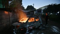 Saat foto diambil pun api masih berkobar membakar sebuah mobil jenis MPV. 