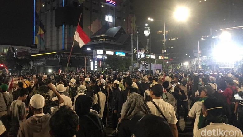 Orasi di Depan Bawaslu, Fadli Zon: Balik ke Markas Masing-masing Orasi di Depan Bawaslu, Fadli Zon: Balik ke Markas Masing-masing