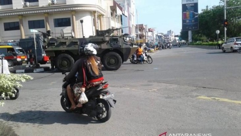 Massa Blokir Akses Jalan Menuju Jembatan Kapuas I Pontianak Massa Blokir Akses Jalan Menuju Jembatan Kapuas I Pontianak