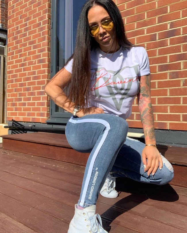 Aku terlalu cantik untuk mencari cinta. Aku pikir aku mengintimidasi pira. Aku mengintimidasi pria-pria baik. Atau orang-orang yang berpikir mereka akan mencoba, punya kesempatan, dan mereka terlihat hanya ingin kencan singkat. Tidak ada yang menginginkan hubungan serius, kata Jenna. Foto: Instagram @miss_jenna_thompson