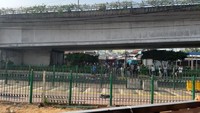 Jalan di depan Stasiun Tanah Abang ditutup. Tampak jalan layang yang menghubungkan Slipi-Tanah Abang.