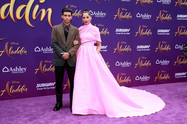Noami Scott tak sendiri. Ia muncul bersama, Mena Massoud, yang memerankan tokoh Aladdin. Mena tampil kekinian dengan setelan edgy dari Givenchy. Mereka pun berpose bersama di hadapan para fotografer. (Foto: Getty Images)
