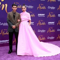 Noami Scott tak sendiri. Ia muncul bersama, Mena Massoud, yang memerankan tokoh Aladdin. Mena tampil kekinian dengan setelan edgy dari Givenchy. Mereka pun berpose bersama di hadapan para fotografer. (Foto: Getty Images)